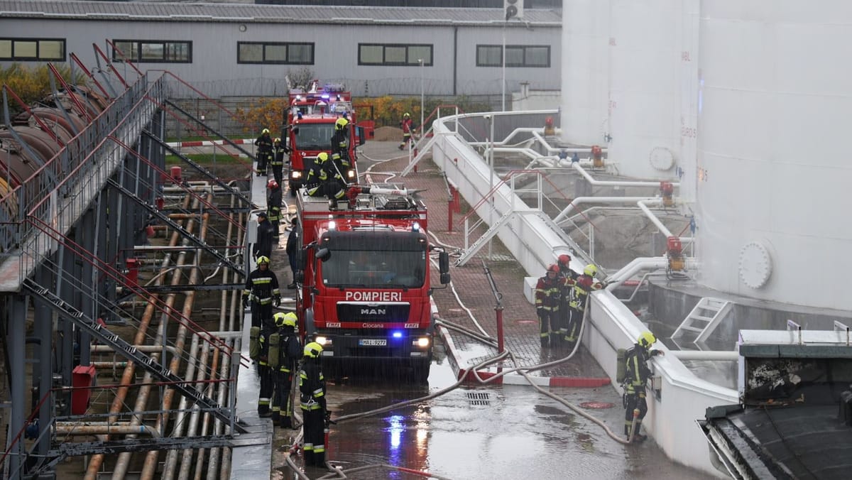 Exercițiu tactic la o bază petrolieră din Chișinău. Pompierii și salvatorii au simulat lichidarea unui incendiu