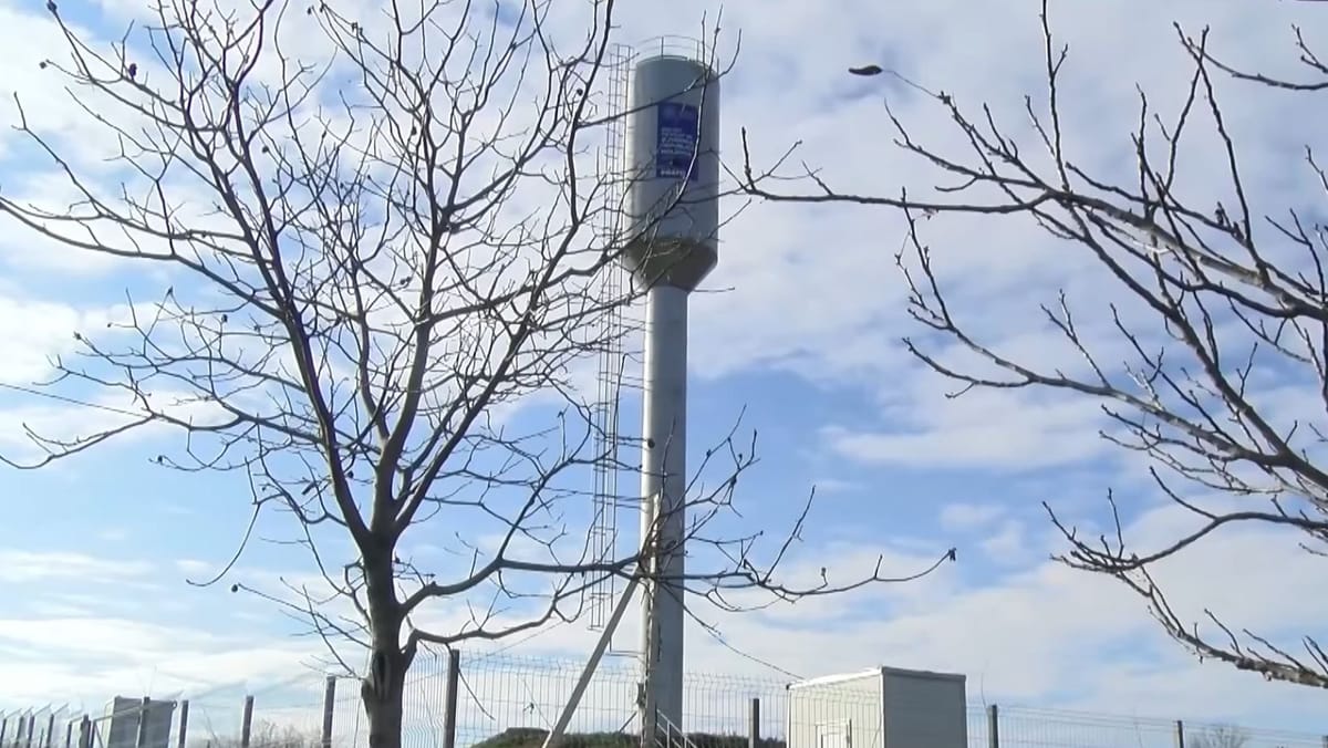 Cu apeduct, dar fără apă. Zeci de locuitori dintr-un sat din Soroca sunt nevoiți să care apă de la izvoare