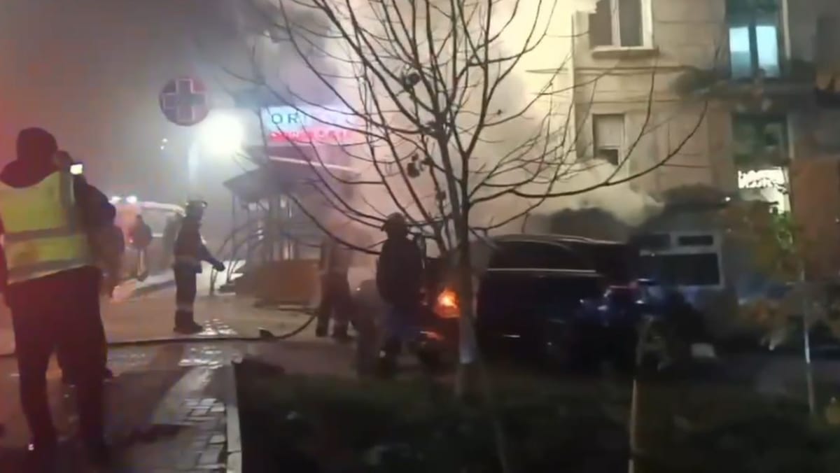 FOTO/VIDEO Accident nocturn în capitală. O mașină a luat foc după ce s-a lovit de peretele unui bloc locativ