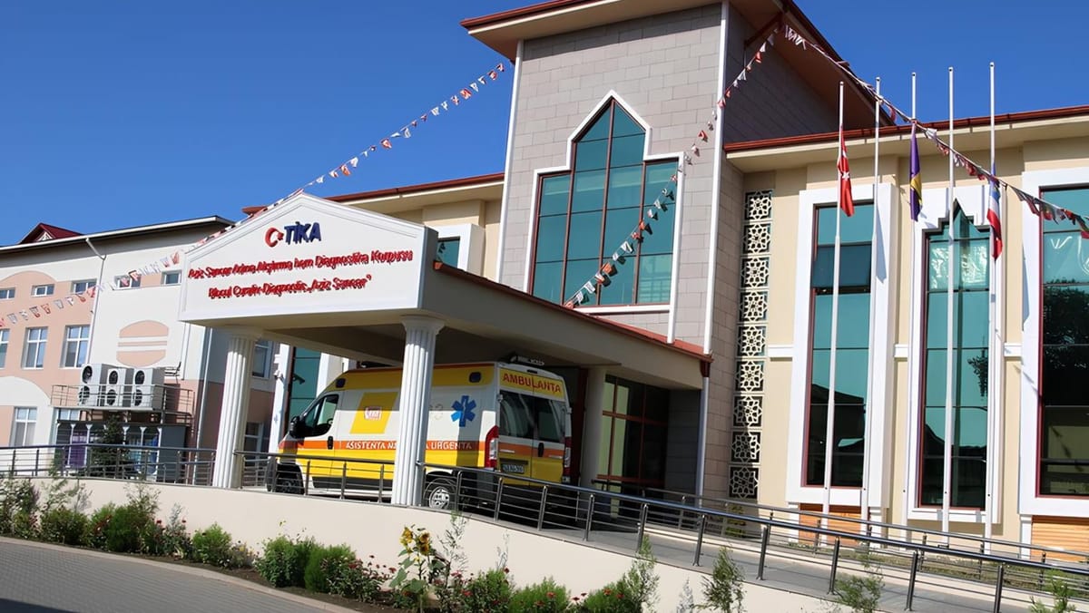 Un copil a ajuns în reanimare după ce a fost tamponat pe trotuar. Șoferița ar fi încurcat pedalele