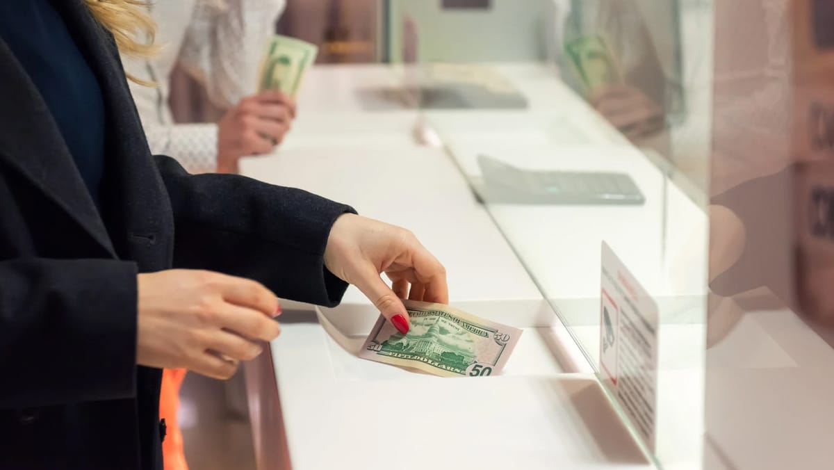 Cursul valutar pentru astăzi: euro se depreciază ușor, iar dolarul continuă să crească