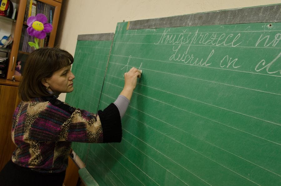 Sindicatele din educație solicită Guvernului majorări pentru profesorii cu titluri științifice din școli