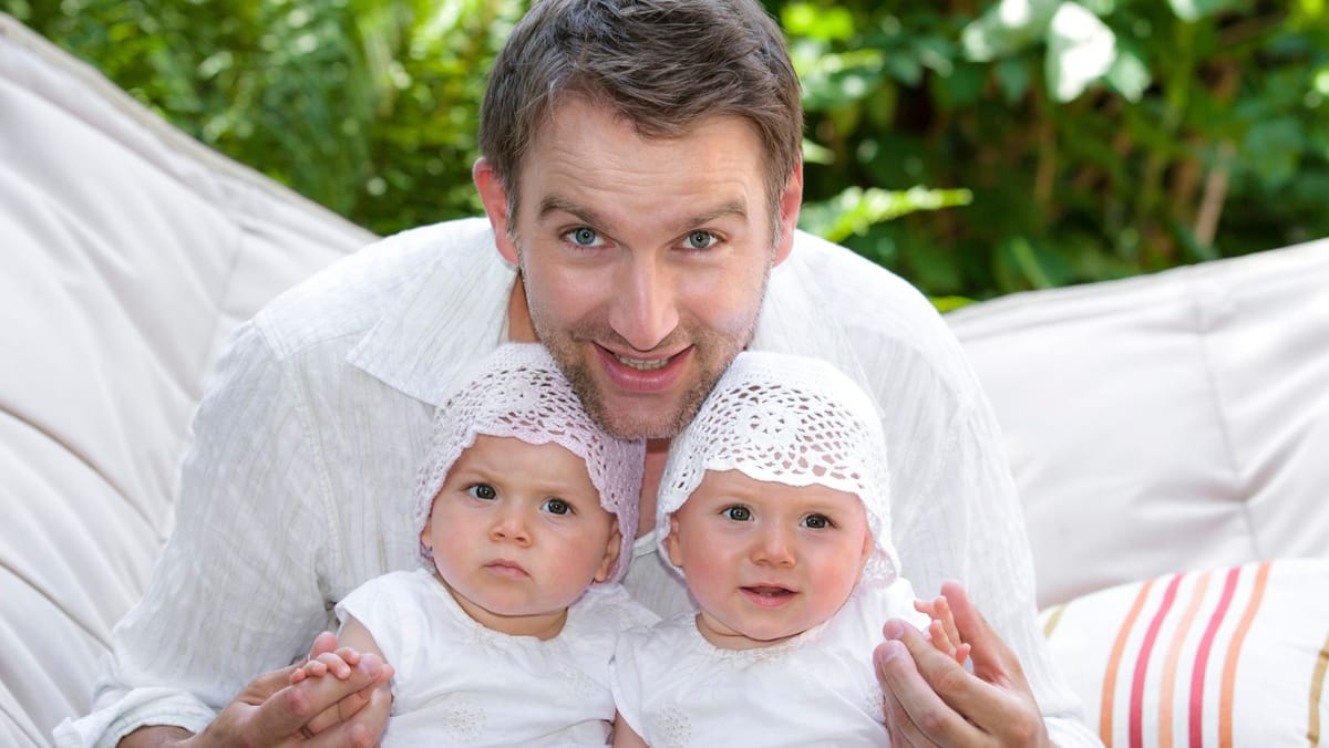 Indemnizație paternală pentru fiecare copil: Guvernul schimbă regulile în favoarea familiilor tinere