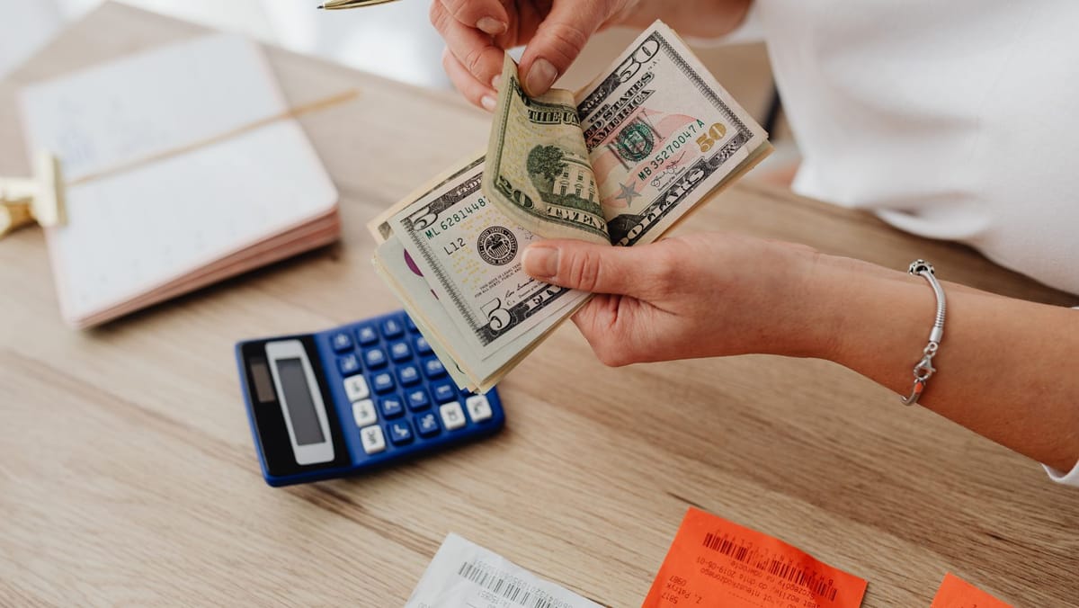 Euro scade ușor sub pragul de 19,70 lei, în timp ce dolarul rămâne stabil. Cotațiile oficiale BNM pentru 6 noiembrie