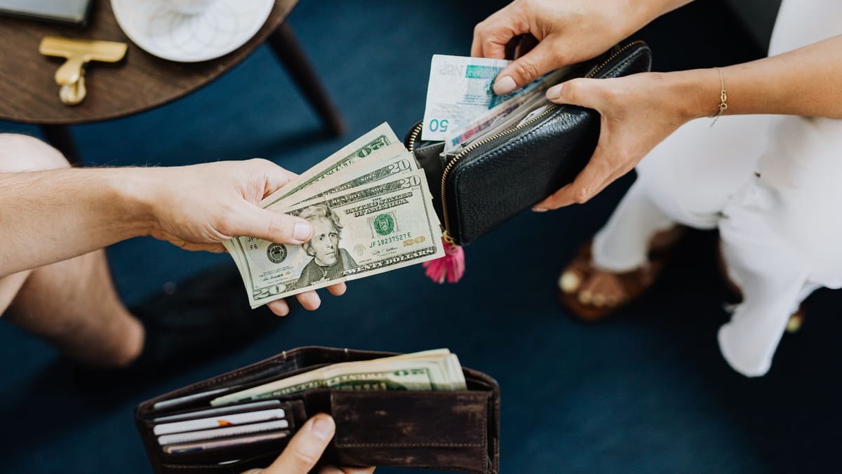 Cursul valutar pentru 18 noiembrie 2025: leul este în ușoară depreciere față de euro și dolar