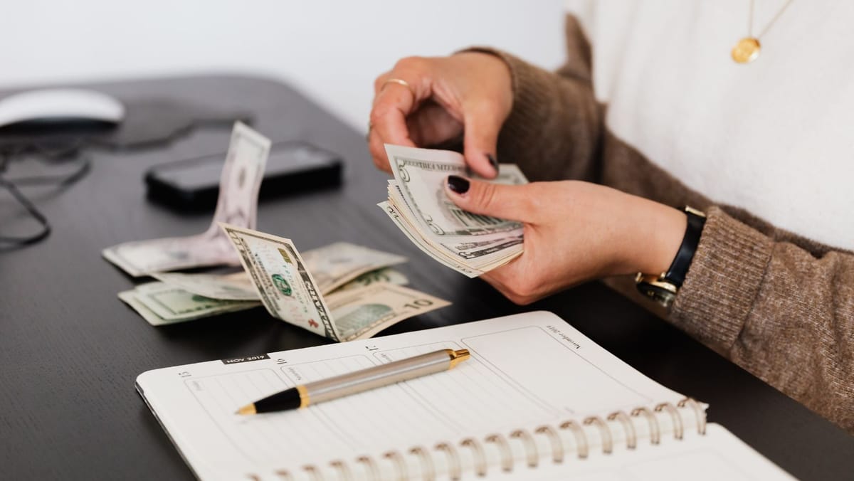 Cursul valutar pentru 25 noiembrie 2025: deprecierea leului continuă