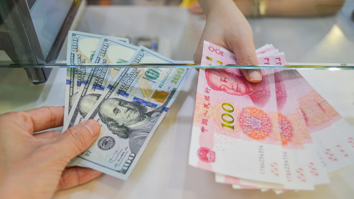 Cât costă astăzi euro, dolarul și alte valute: Cursul BNM pentru 5 noiembrie 2025