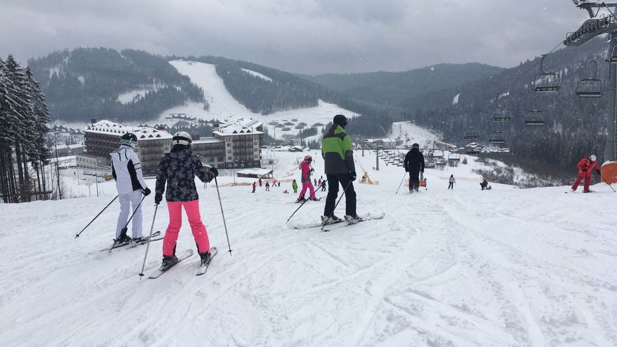 VIDEO/ Staţiunea montană Bukovel, luată cu asalt de turiști. Cât costă distracția pe pârtii