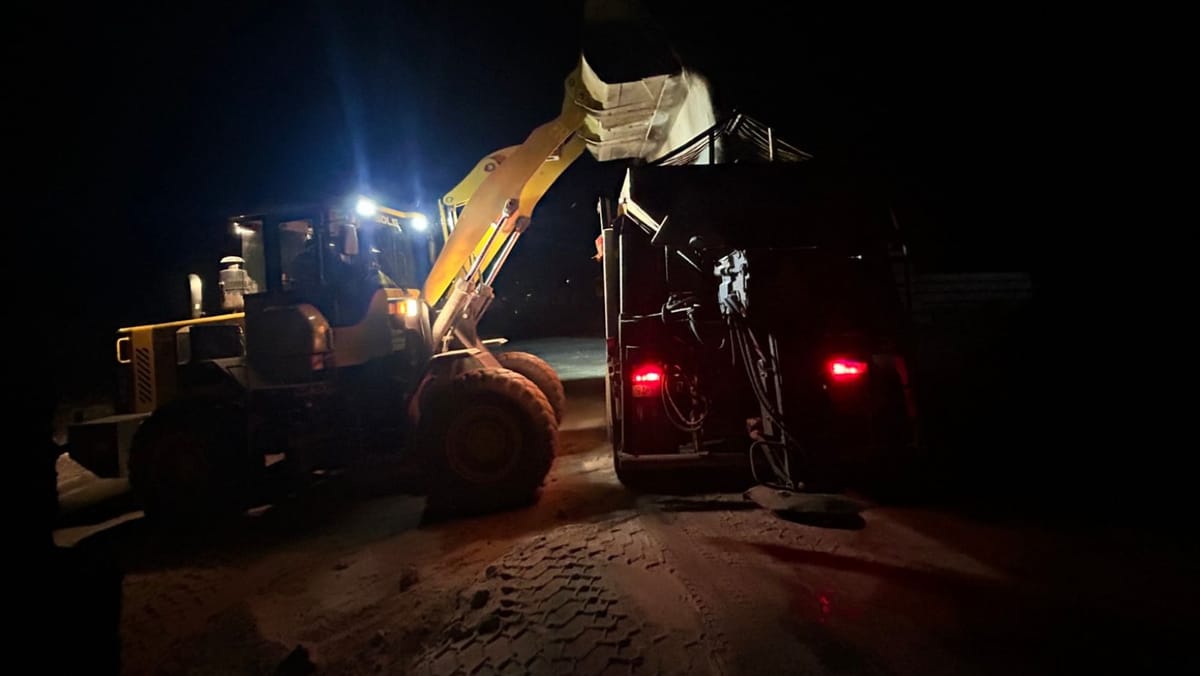 Se circulă în condiții de iarnă pe traseele naționale. Drumarii au intervenit pe tot parcursul nopții