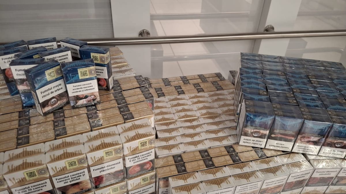 Și-a ticsit bagajul cu țigări și a vrut să zboare cu el spre Londra, dar a fost prins de autoritățile vamale