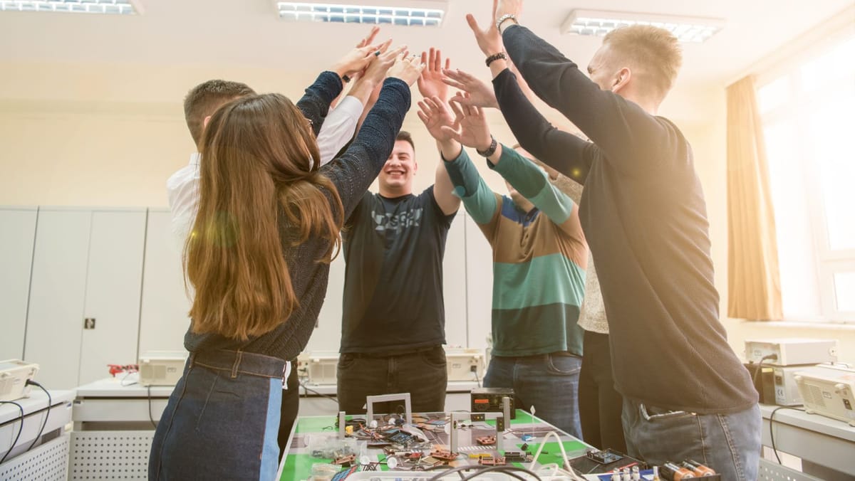 Tinerii pot obține până la 55 de mii de lei pentru proiecte cu impact social. Află care sunt condițiile CIVIC LAB