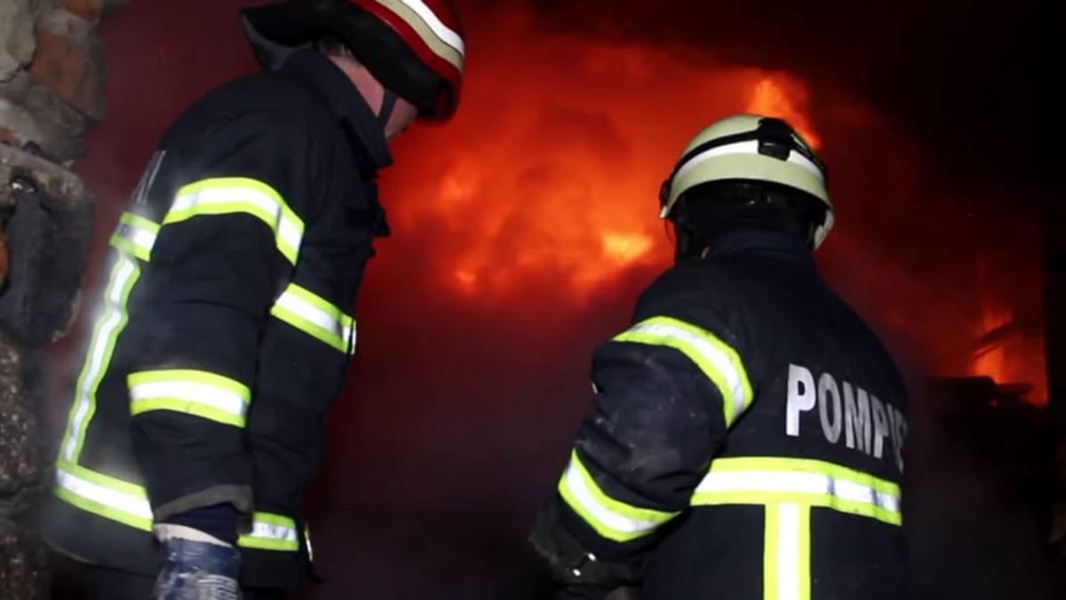 Locuință cuprinsă de flăcări în satul Floreni: un bărbat de 72 de ani a fost salvat în ultimul moment de pompieri