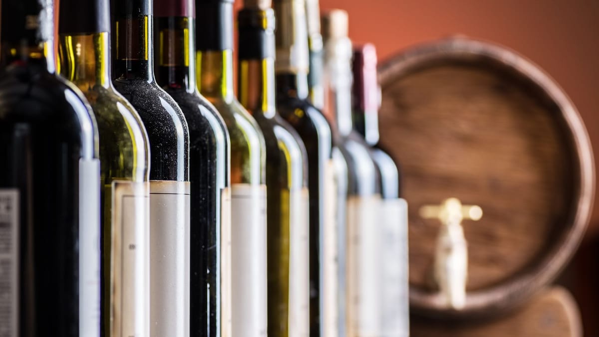 Schema de contrabandă cu vin moldovenesc de 3,6 milioane de lei: zeci de mii de sticle cu etichete false au fost exportate în SUA