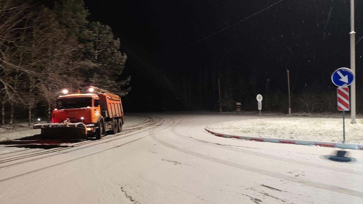 Se circulă în condiții de iarnă pe drumurile din nordul și centrul țării: polei și carosabil înzăpezit