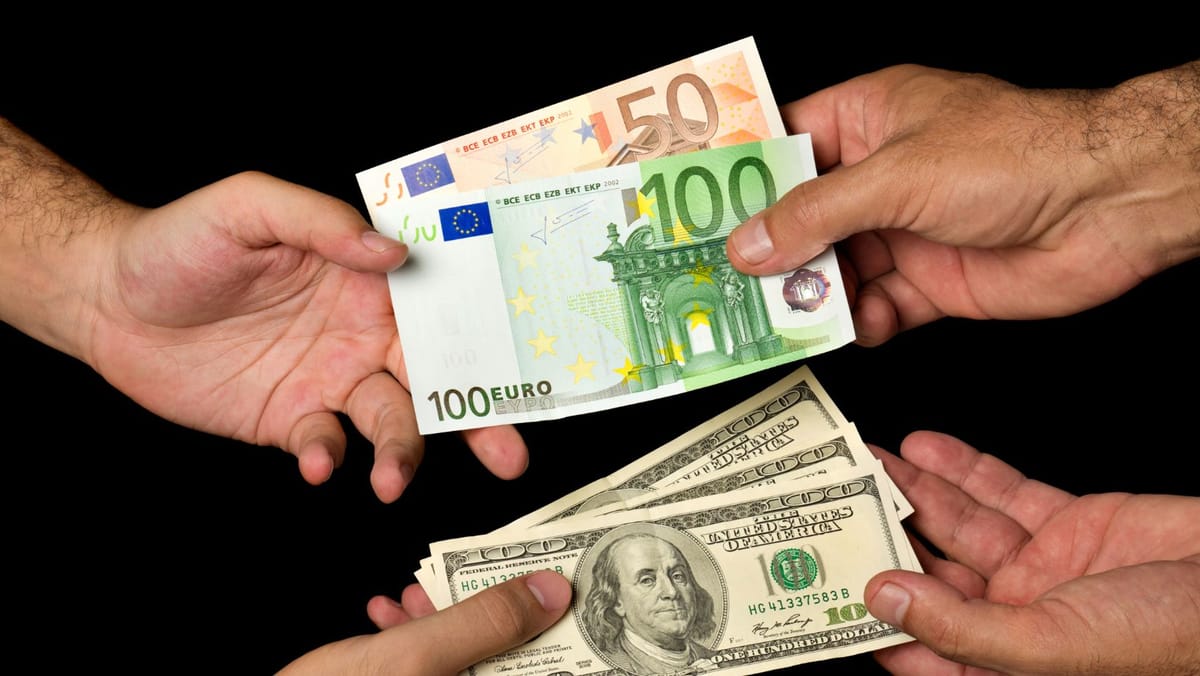 Cursul valutar pentru 25 decembrie: cât costă un euro și un dolar