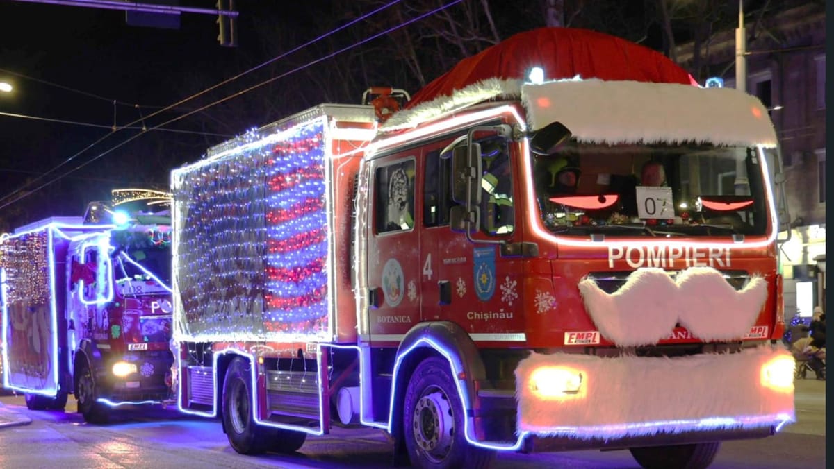 FOTO/ Caravana Salvatorilor și Pompierilor a adus magia sărbătorilor pe străzile Chișinăului