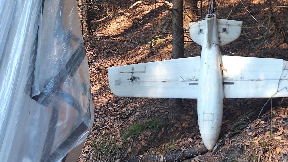 FOTO/ Dronă prăbușită, găsită în zona unei baze NATO din România. Ar fi de recunoaștere sau de cartografiere