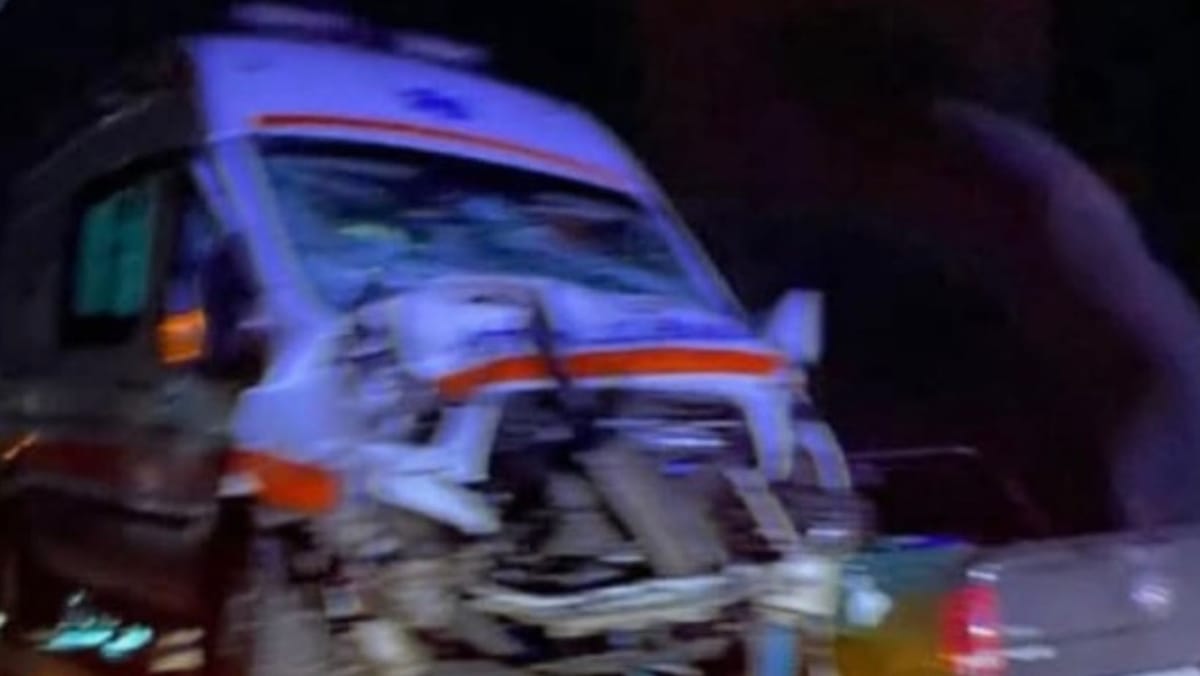 O ambulanță s-a tamponat cu o mașină în raionul Cahul. Șoferul bănuit de producerea accidentului a dat bir cu fugiții