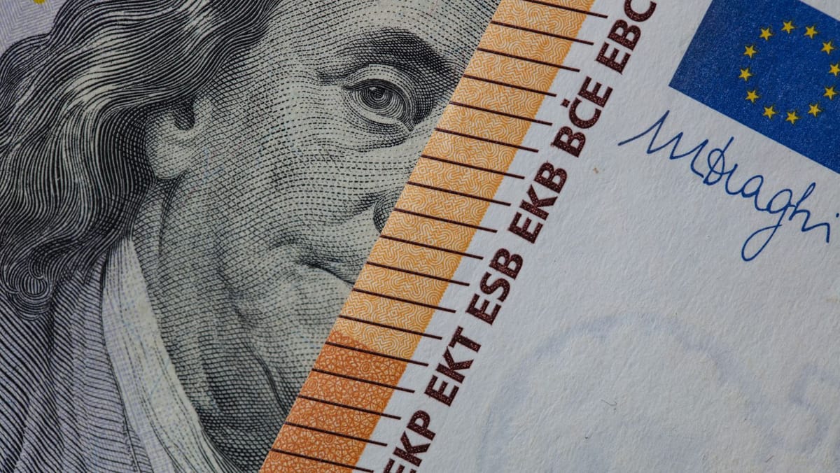 Schimbări nesemnificative pe piața valutară din R. Moldova. Cât costă euro și dolarul pe 15 decembrie