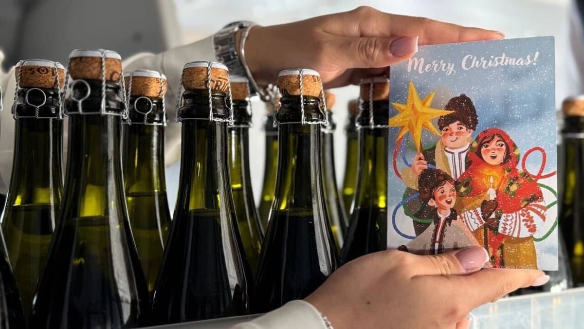 FOTO/ Mai mulți pasageri care au zburat spre Chișinău au primit în dar câte o sticlă de spumant moldovenesc