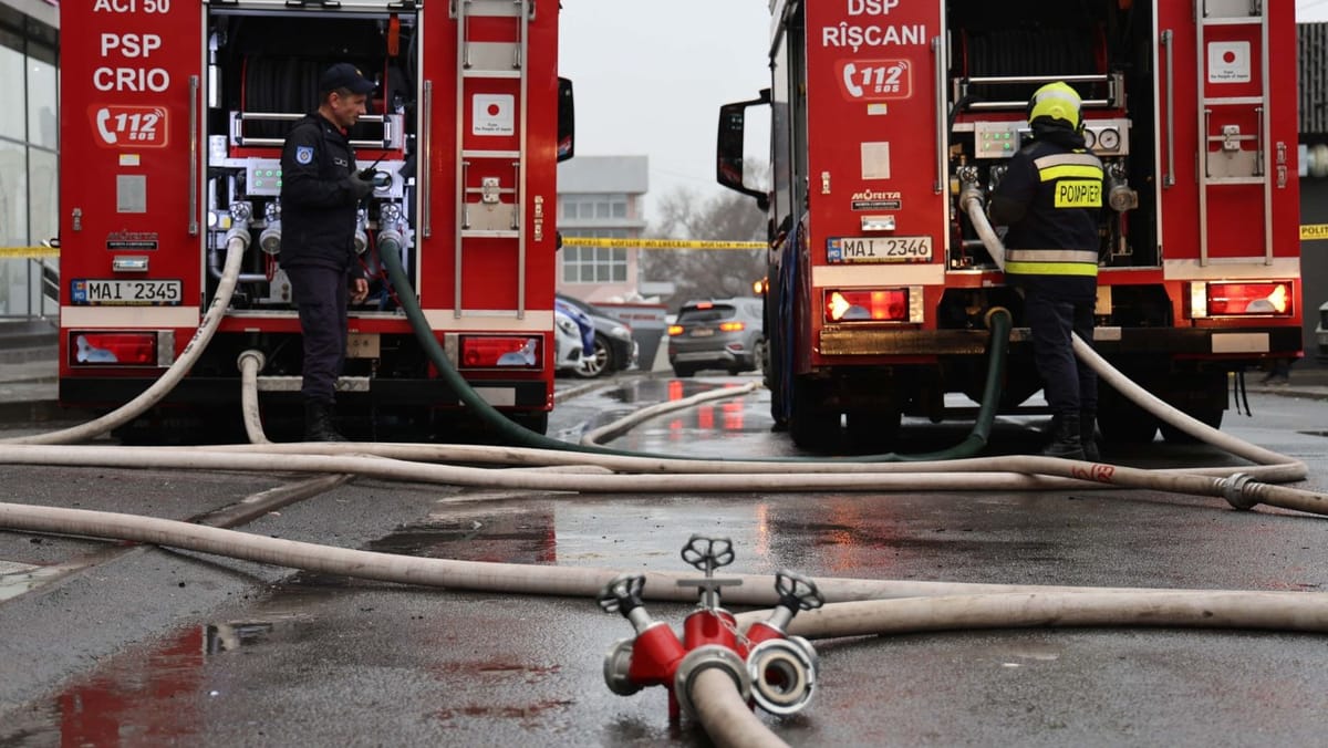 Pompierii, blocați de mașinile parcate în timpul intervenției de pe bd. Renașterii. Poliția a facilitat accesul