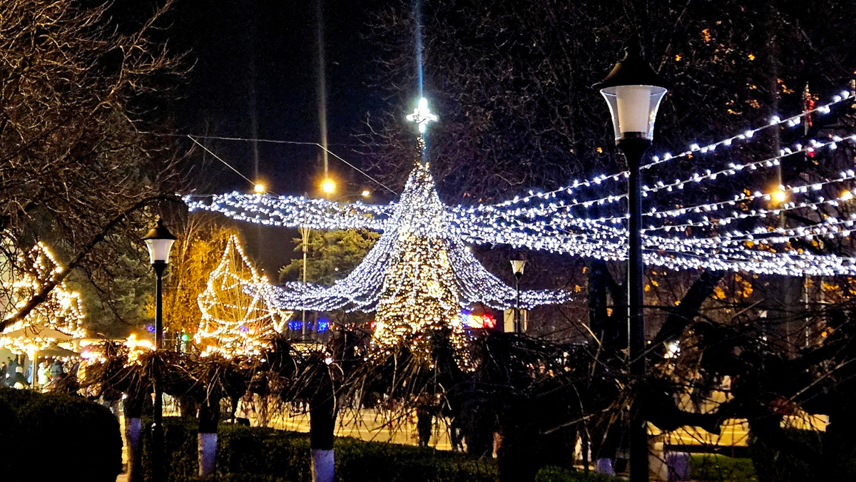 FOTO/ Luminile de Crăciun au fost aprinse la Ungheni. Primăria anunță programul evenimentelor de iarnă