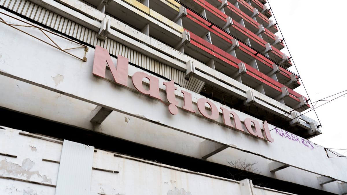 Fără plângeri la poliție după instalarea camerelor la Hotelul Național. Primăria cere soluții clare pentru clădirile abandonate