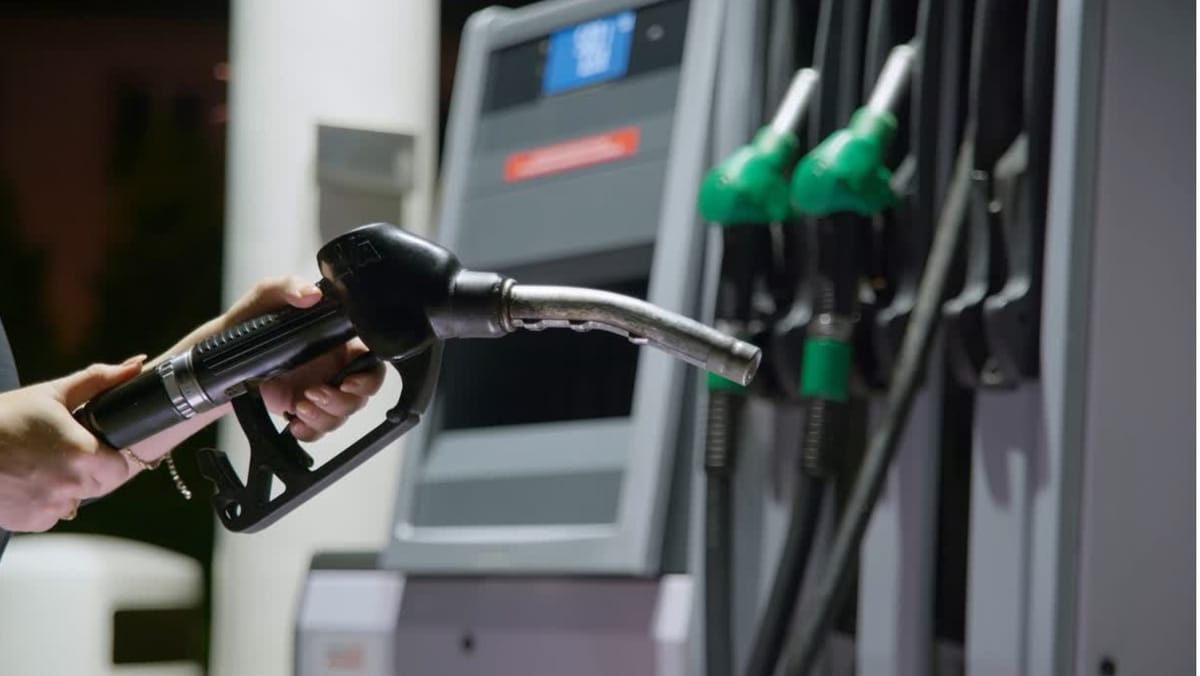 Ce se întâmplă cu prețul benzinei și al motorinei mâine? ANRE a anunțat plafonul maxim de comercializare