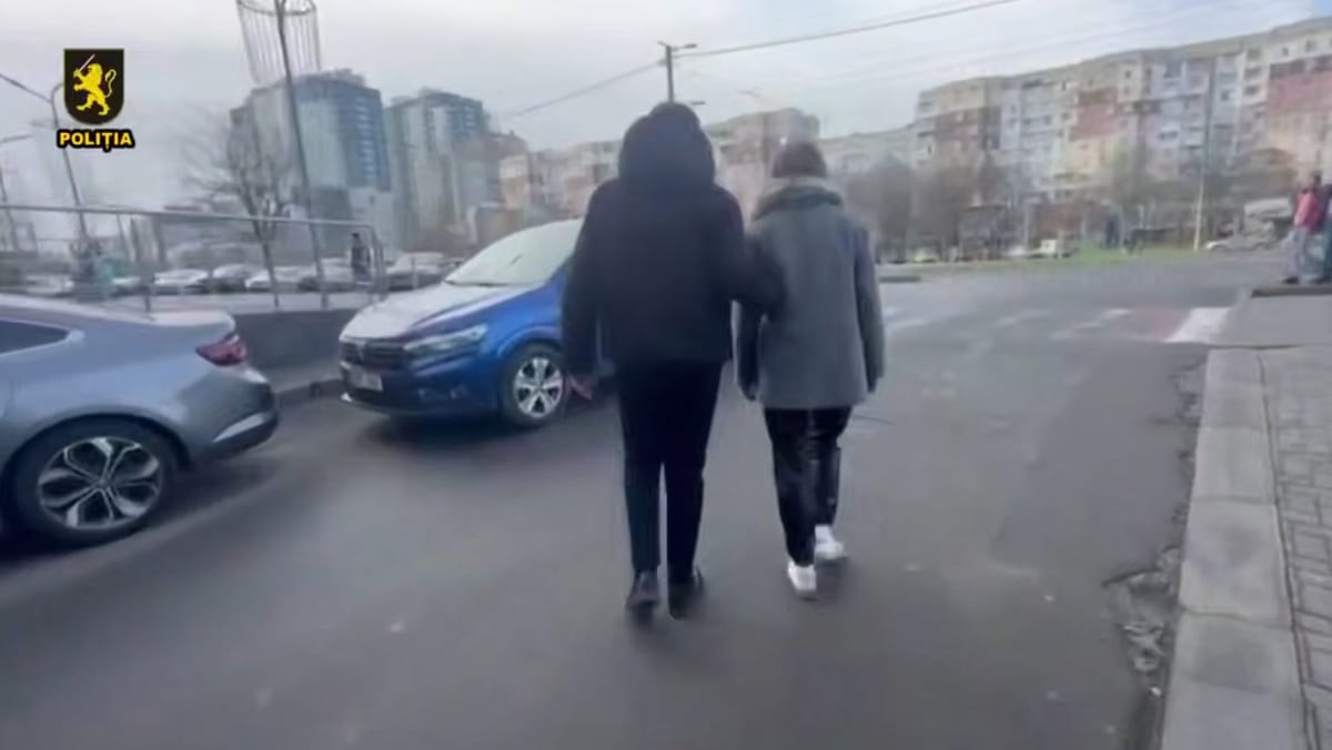 Video/ O tânără din Federația Rusă ar fi lăsat o geantă plină cu droguri într-un hotel din Anenii Noi. Patru persoane, reținute