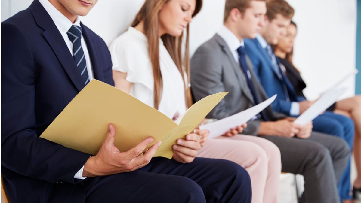 Moratoriu la angajările bugetare: peste 9.500 de posturi vacante, blocate până la sfârșitul lui 2026