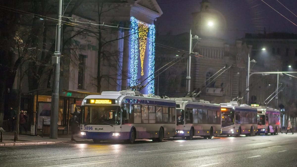 Circulația troleibuzelor -  blocată în Chișinău: Deranjament la rețeaua de contact pe Bulevardul Renașterii Naționale