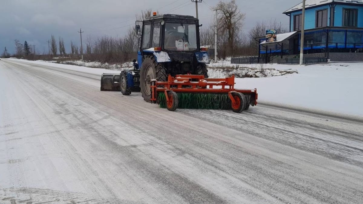 Foto/ Atenție, șoferi: ninsoare și ghețuș pe mai multe drumuri din țară