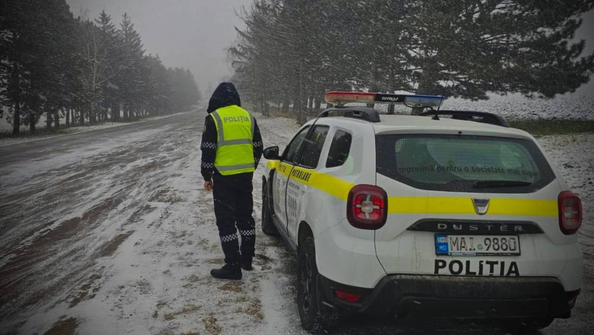Condiții meteo dificile pe drumurile din țară. Șoferii sunt îndemnați să circule cu atenție