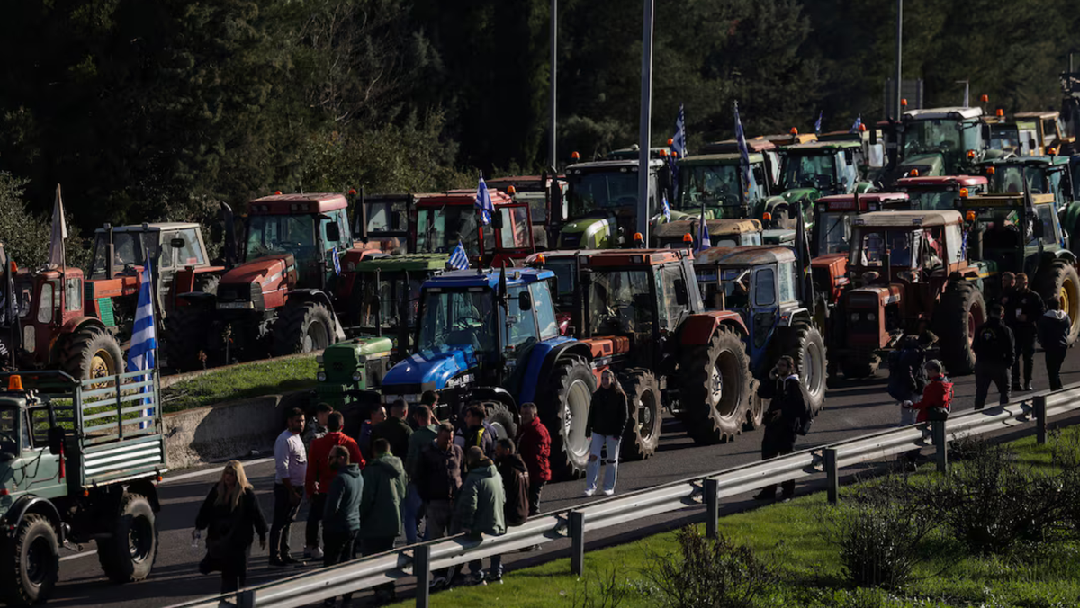 Alertă de călătorie pentru moldovenii aflați în Grecia: drumuri blocate din cauza protestelor fermierilor