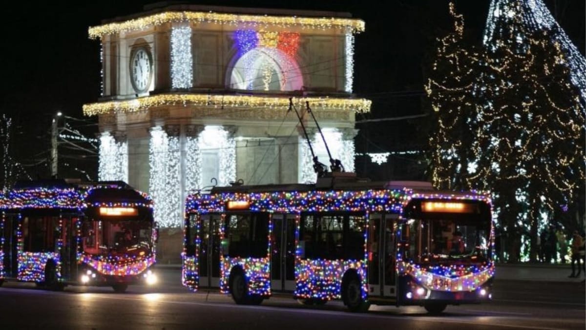 Din 5 decembrie, pe străzile Chișinăului vor circula troleibuze și autobuze decorate cu luminițe și elemente festive