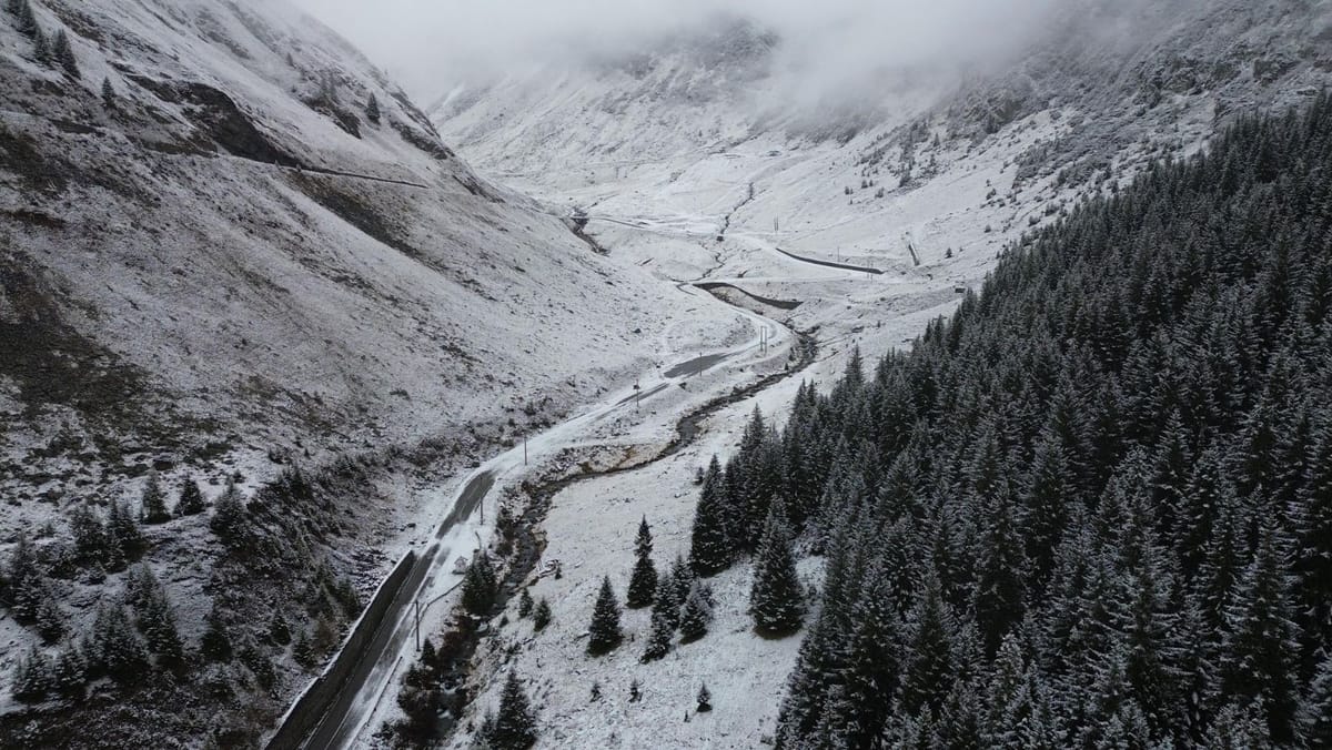 Patru cetățeni moldoveni, blocați în zona montană din județul Argeș. Salvatorii nu pot interveni din cauza vremii