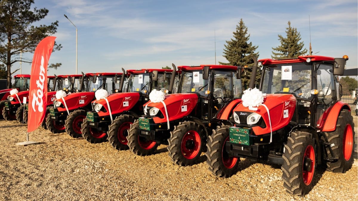 Foto/ Șase orașe din R. Moldova au primit tractoare moderne pentru intervenții în caz de fenomene meteo extreme