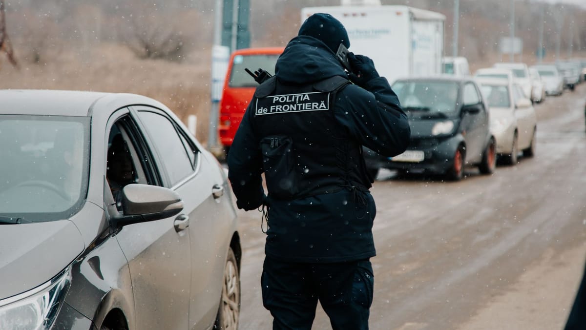 Circulație intensă în perioada sărbătorilor. Autoritățile avertizează asupra aglomerației la frontieră și aeroport
