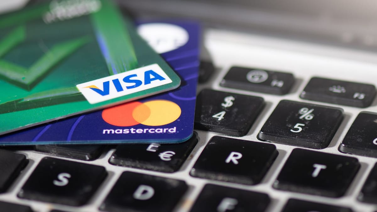 Numerarul își pierde supremația. Moldovenii plătesc tot mai mult cu cardul: tranzacții record