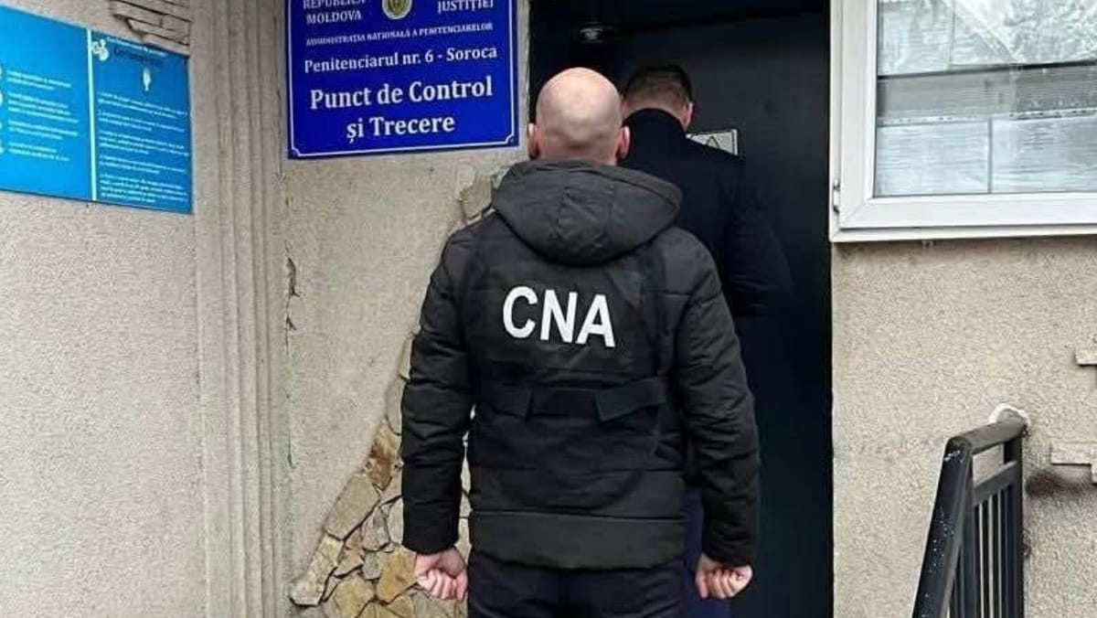 Percheziții de amploare la Penitenciarul din Soroca: un șef de secție, reținut pentru mită de la soția unui deținut