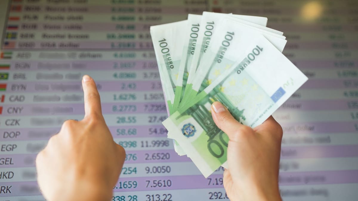 Cursul valutar pentru marți, 9 decembrie: Euro și dolarul, în ușoară scădere