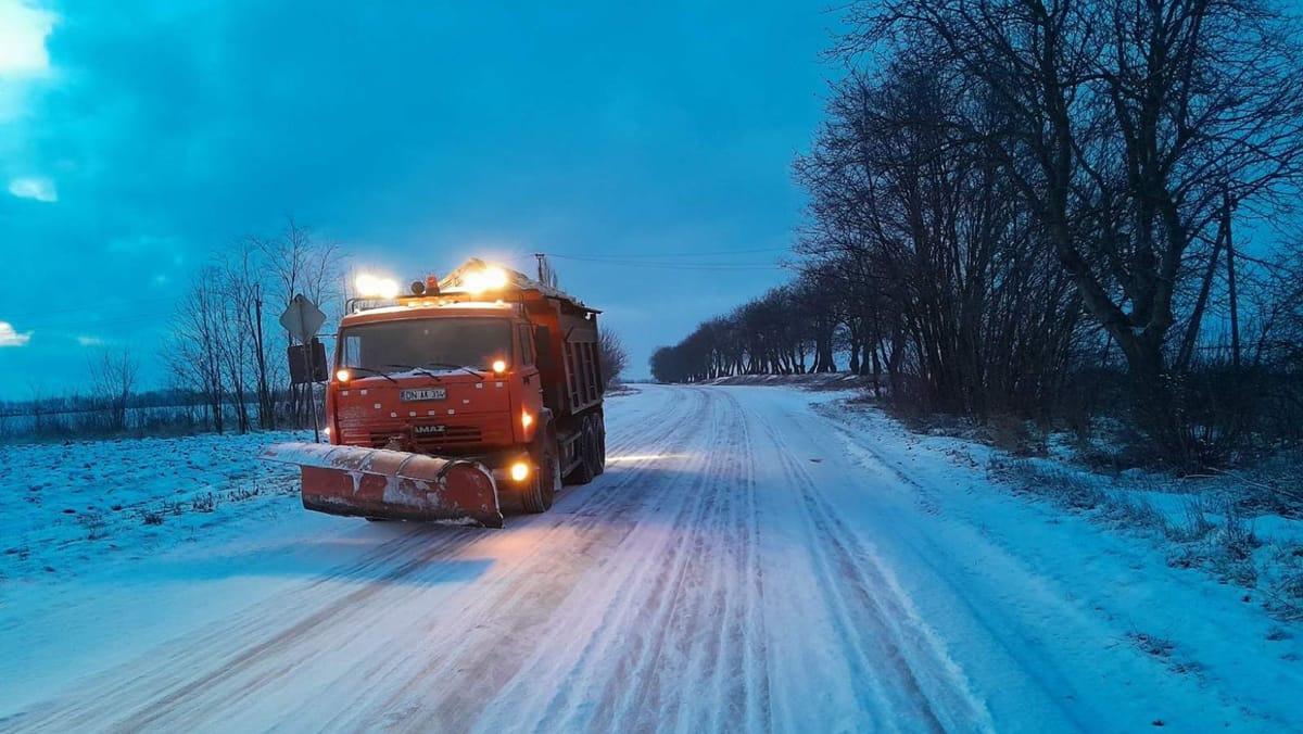 Drumarii, la datorie în noaptea dintre ani: pe traseele naționale se circulă în condiții de iarnă
