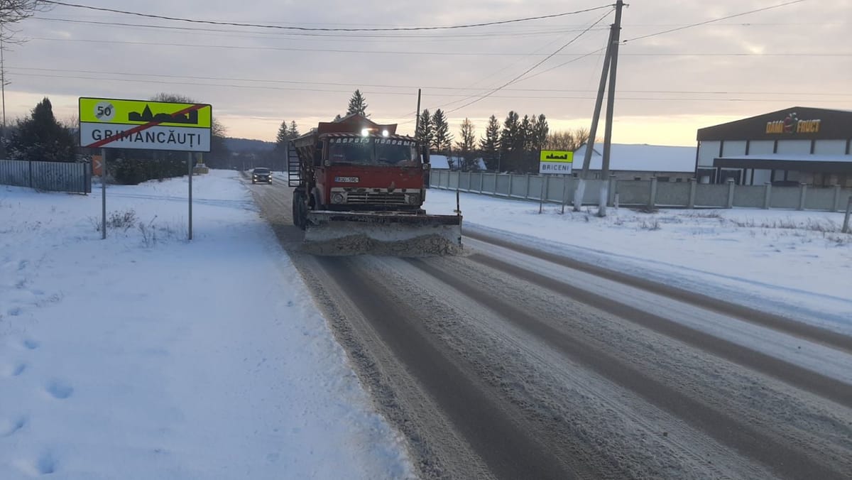 Pe drumurile naționale se circulă în condiții de iarnă. Drumarii au intervenit în nordul și centrul țării