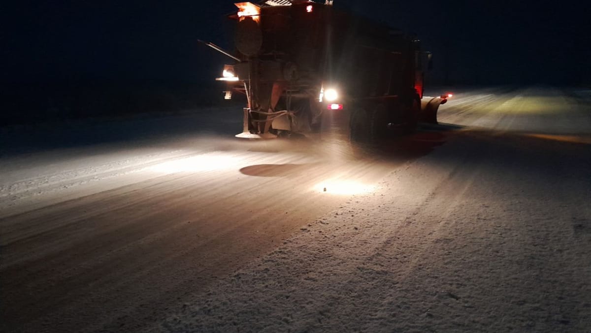 Drumarii au lucrat pe timp de noapte pentru siguranța circulației pe drumurile din țară