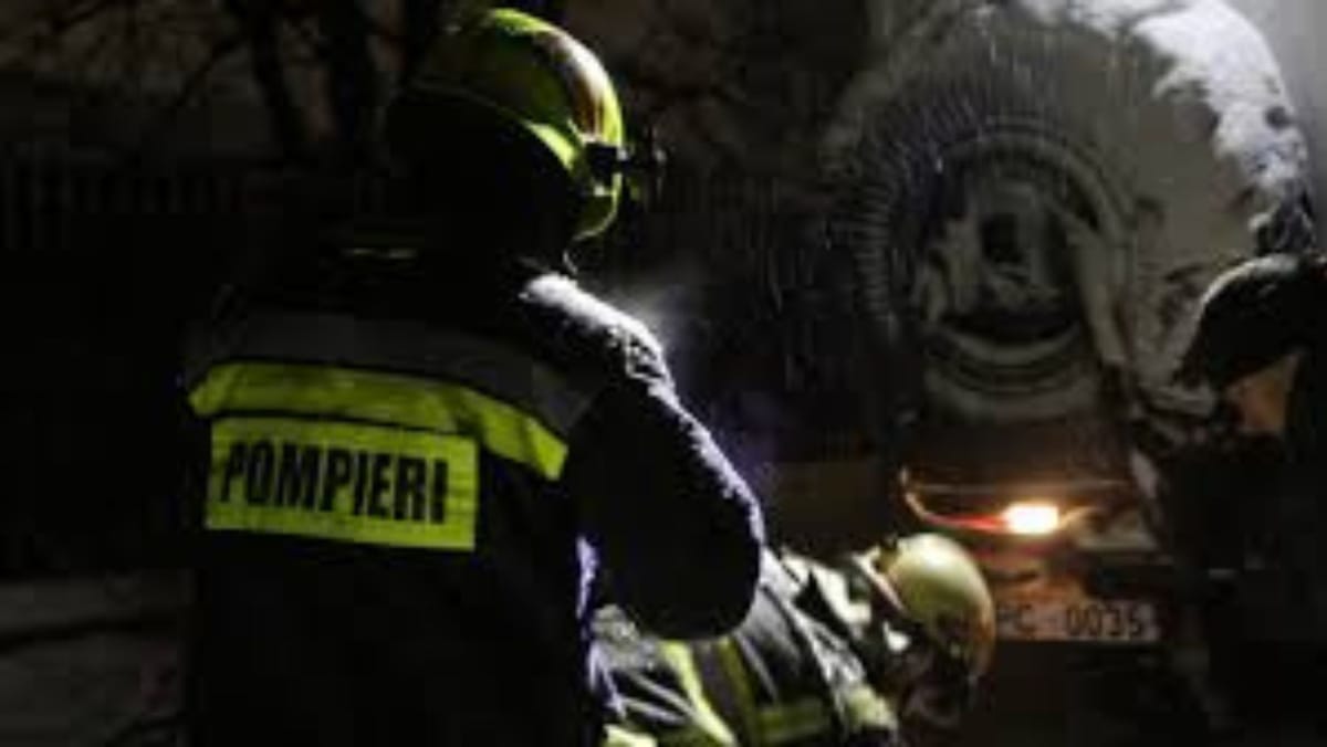 Incendiu într-un bloc din Chișinău: 32 de persoane evacuate, doi bărbați internați cu intoxicație ușoară