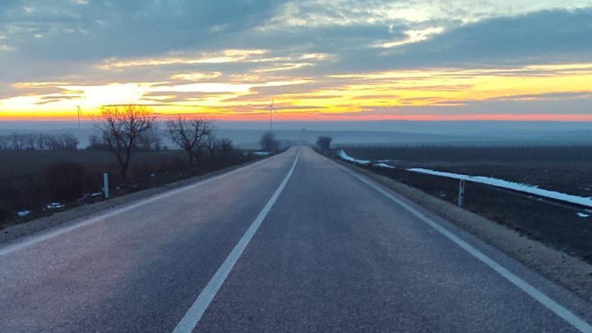 Traseele naționale sunt practicabile, iar carosabilul este preponderent uscat