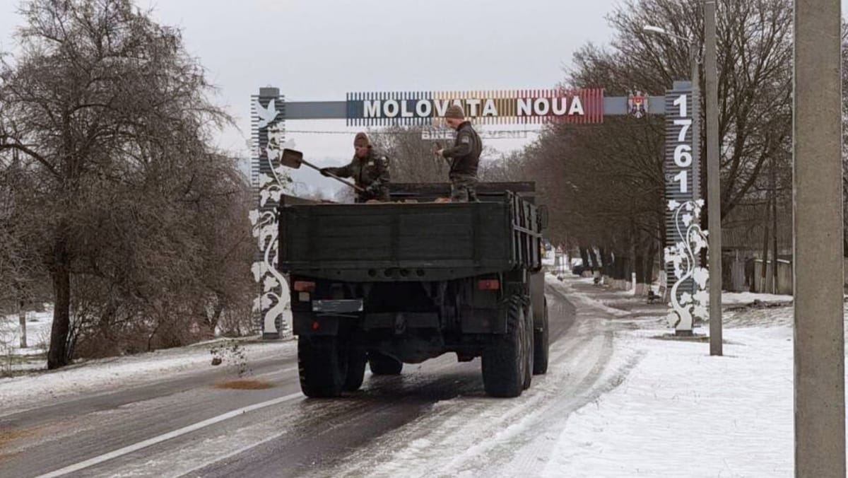 FOTO/ Militarii moldoveni intervin pe mai multe drumuri naționale