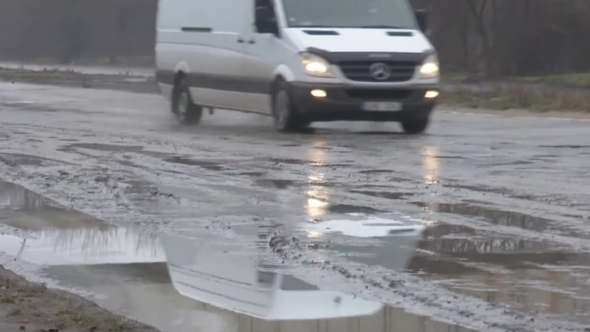 Unele drumuri din capitală au ajuns într-o stare dezastruoasă după topirea gheții