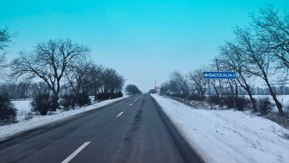 Pe drumurile naționale se circulă în condiții de iarnă, dar traseele rămân practicabile