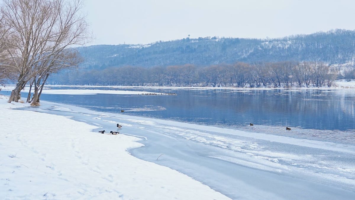 Frig pătrunzător și cer noros. În prima zi de weekend mercurul din termometre nu va urca mai sus de -5°C